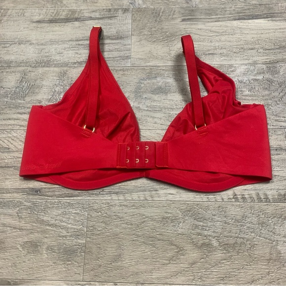 Victoria Secret Incredible Unlined Plunge Bra - Picture 2 of 15